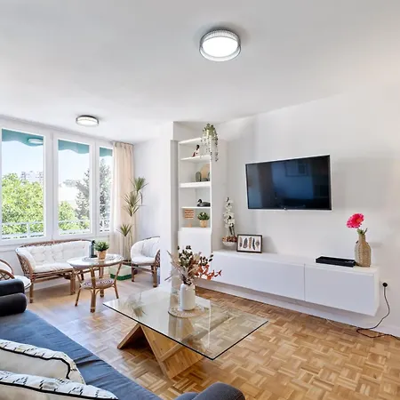 New In The Center 3beds 2baths Apartment *