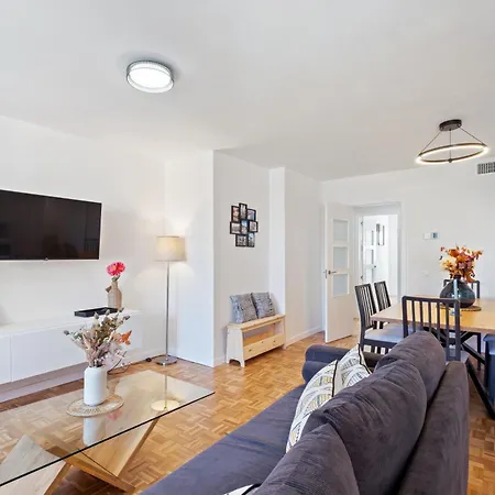 New In The Center 3beds, 2baths & Parking アパート *