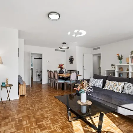 New In The Center 3beds, 2baths & Parking アパート